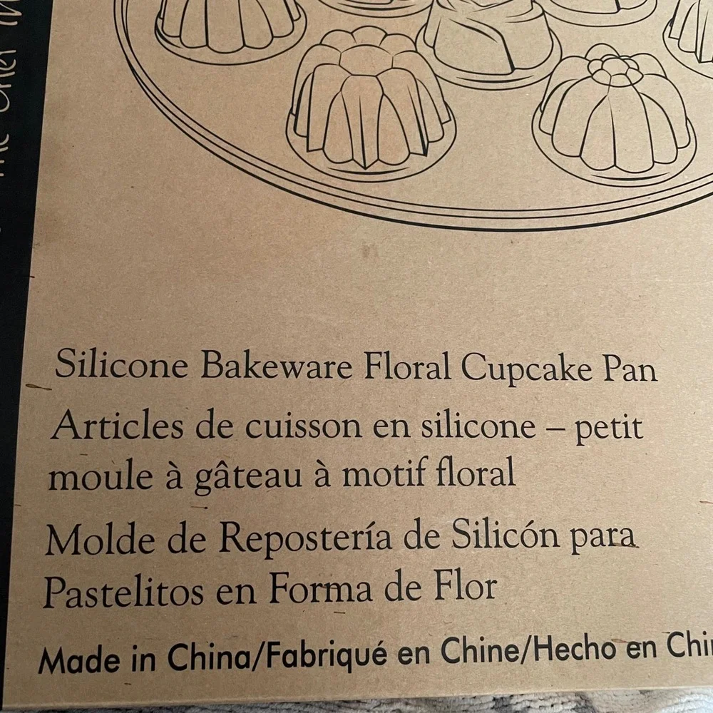 The Pampered Chef Silicone Floral Cupcake Pan bakeware Item‎ #1613